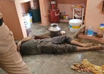 बेटी को किया कमरे से बाहर, कुंडी लगाकर मां को दी दर्दनाक मौत, सिरफिरे ने खुद भी खाई सल्फास  