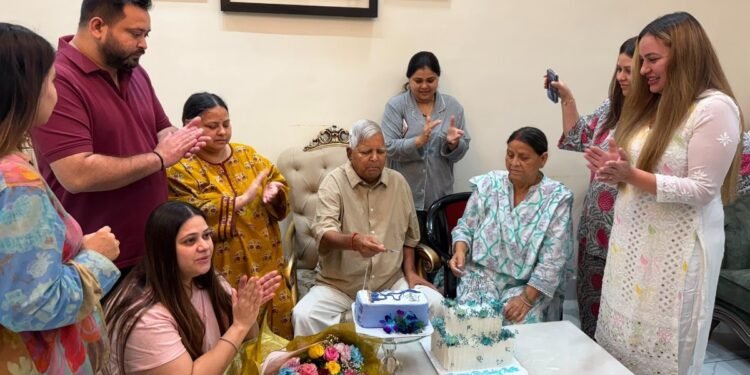 परिवार संग लालू यादव ने मनाया 79वां जन्मदिन, तेजस्वी ने शेयर की जश्न की तस्वीरें