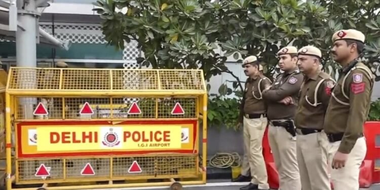 दिल्ली में पुलिस रेड के दौरान साउथ अफ्रीकी मूल की महिला ने चौथी मंजिल से लगाई छलांग, मौत