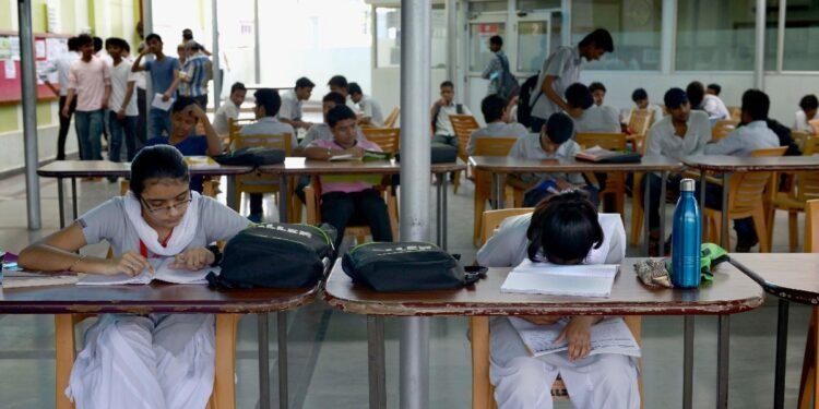 फीस से फायर सेफ्टी तक सख्त नियम, बेसमेंट इस्तेमाल पर पाबंदी… दिल्ली में कोचिंग सेंटरों पर कसेगा शिकंजा