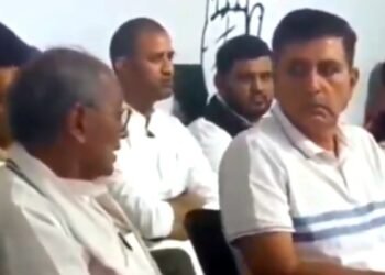 प्रेस कॉन्फ्रेंस में सरेआम दिखी MP कांग्रेस की अंदरूनी कलह! प्रभारी हरीश चौधरी ने बीच में टोका, तो दिग्विजय सिंह ने जोड़ लिए हाथ
