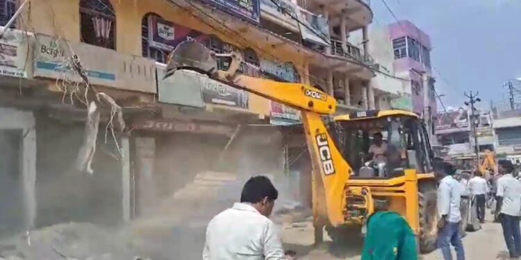 Bihar: मोतिहारी में सम्राट चौधरी का बुलडोजर एक्शन, जाम की समस्या पर वार