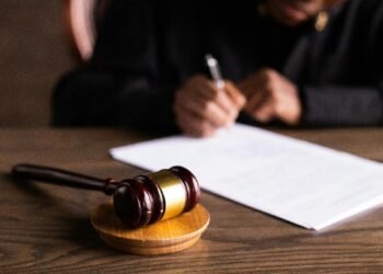टिंडर हनीट्रैप में महिला जज से 52 लाख की ठगी, मेड को बनाया ‘शिकायतकर्ता’, कोर्ट नाराज