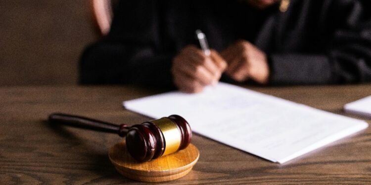 टिंडर हनीट्रैप में महिला जज से 52 लाख की ठगी, मेड को बनाया ‘शिकायतकर्ता’, कोर्ट नाराज