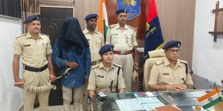 पत्नी की हत्या कर पेड़ से लटकाया शव, आत्महत्या दिखाने की साजिश का पुलिस ने किया पर्दाफाश