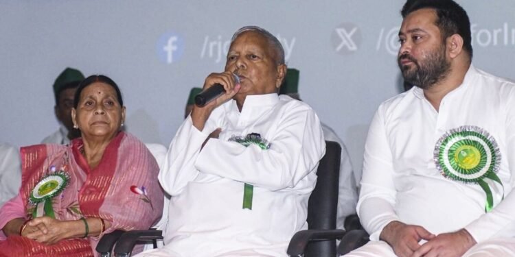 लालू के बर्थडे पर राबड़ी ने छोटे छलिया को दिया ‘हरा ब्रेसलेट’, बिहार में छिड़ गया घमासान