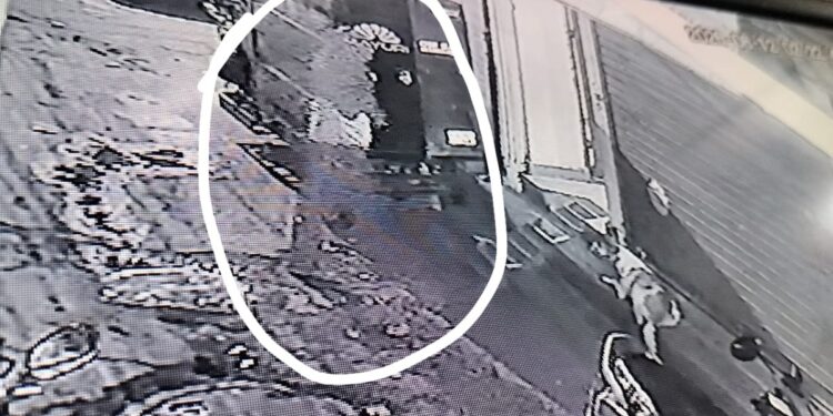 गोविंदपुरी अग्निकांड में नया मोड़: CCTV में कैद महिला की पुलिस को तलाश, आग लगाकर भागने का शक