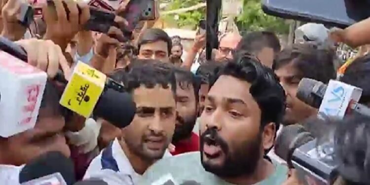‘फैजल खान ने मेरे भाई की हत्या करवाई, नार्को टेस्ट हो उसका…’,जेल से निकलते ही बोले रौशन आनंद