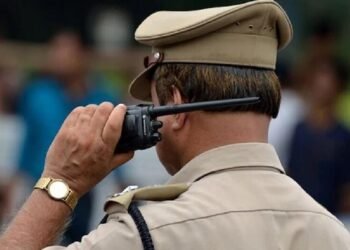क्राइम ब्रांच को देखते ही ड्रग स्मगलर्स ने लगाई कुंडी, दरवाजा तोड़कर घुसे तो हो चुके थे ‘छूमंतर’