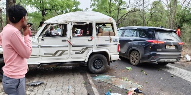 मध्यप्रदेश: नर्मदापुरम में पेड़ से टकराई बेकाबू बोलेरो, एक ही परिवार के तीन सदस्यों सहित 5 की मौत