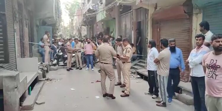 दिल्ली क्राइम: दिनदहाड़े गोलियों की बौछार, तीन हमलावरों ने राशिद नाम के युवक को उतारा मौत के घाट