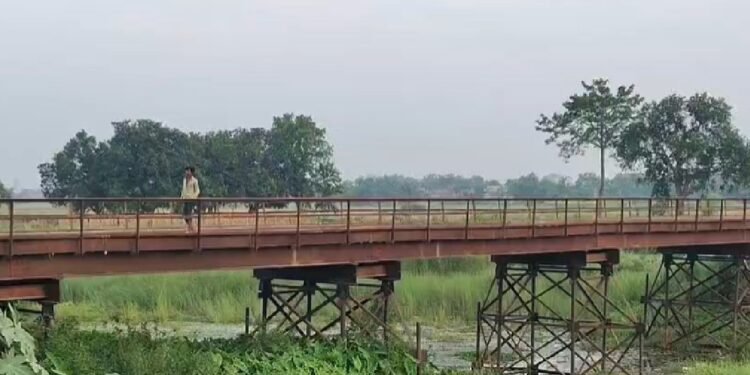 बिहार: बेतिया में लोहे का जर्जर पुल बना खतरे की घंटी, हादसे के डर में जी रहे गांव वाले