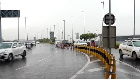 दिल्ली में हल्की बारिश ने बदला मिजाज, मौसम हुआ सुहाना