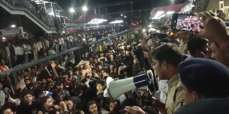 ट्रैक पर उतरे थे छात्र, वायरल हुआ था वीडियो! पहले चरण के हंगामे के बाद रेलवे अलर्ट; सिपाही भर्ती के लिए किए ये कड़े इंतजाम