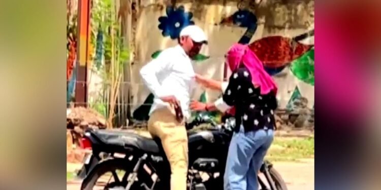 ग्वालियर में सड़क बनी अखाड़ा, युवती ने बाइक पर फेंके पत्थर और छीना मोबाइल, VIDEO वायरल