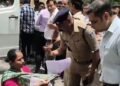 मदद करो साब! झोली फैलाकर कलेक्टर के पैरों में गिरी मां-बेटी… जनसुनवाई में मचा हंगामा