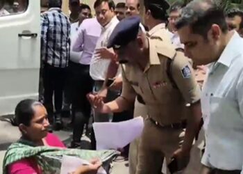 मदद करो साब! झोली फैलाकर कलेक्टर के पैरों में गिरी मां-बेटी… जनसुनवाई में मचा हंगामा