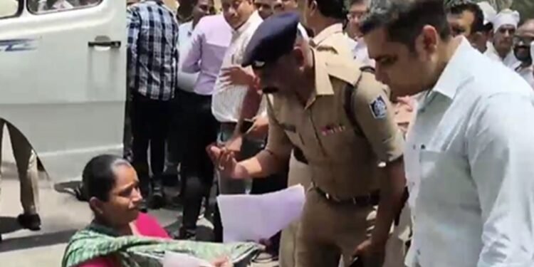 मदद करो साब! झोली फैलाकर कलेक्टर के पैरों में गिरी मां-बेटी… जनसुनवाई में मचा हंगामा