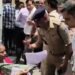 मदद करो साब! झोली फैलाकर कलेक्टर के पैरों में गिरी मां-बेटी… जनसुनवाई में मचा हंगामा