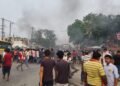 जमीन के पैसे लेकर लौट रहे व्यक्ति की हत्या, गुस्साए लोगों ने NH-28 पर लगाया जाम, सड़क पर जलाए टायर