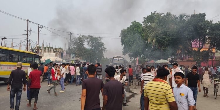 जमीन के पैसे लेकर लौट रहे व्यक्ति की हत्या, गुस्साए लोगों ने NH-28 पर लगाया जाम, सड़क पर जलाए टायर