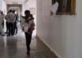 पत्नी को पीठ पर उठाकर कलेक्टर के दरबार पहुंचा पति, 10 साल का दर्द आंखों से छलका