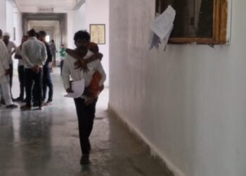 पत्नी को पीठ पर उठाकर कलेक्टर के दरबार पहुंचा पति, 10 साल का दर्द आंखों से छलका