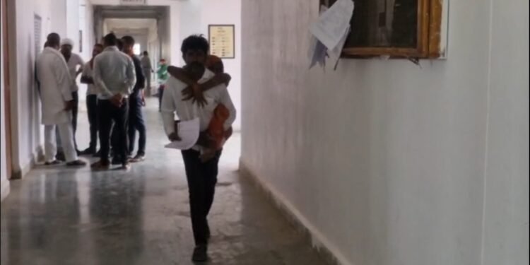 पत्नी को पीठ पर उठाकर कलेक्टर के दरबार पहुंचा पति, 10 साल का दर्द आंखों से छलका