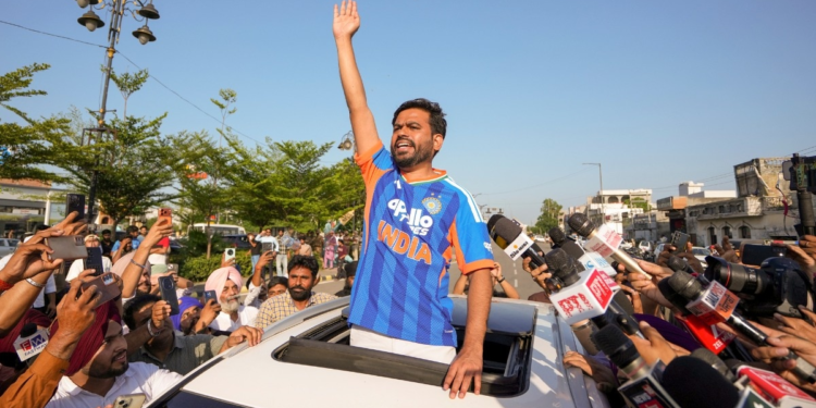 दिल्ली: फिर जंतर-मंतर आ रहे अभिजीत दिपके, 20 जून से अनिश्चितकालीन धरना करेगी कॉकरोच जनता पार्टी