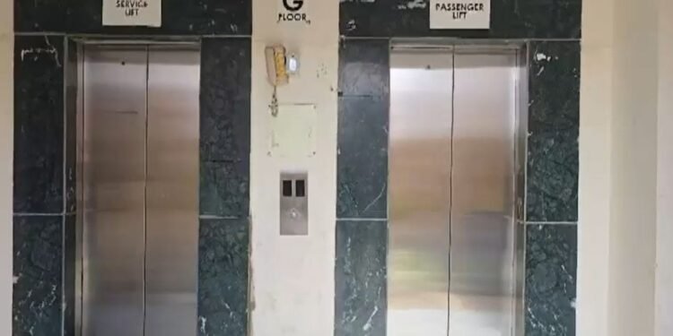 लिफ्ट रुकी तो टूटा कहर, मदद करने पहुंचे ऑपरेटर की फोड़ दी आंख, गुरुग्राम की सोसाइटी में हैवानियत