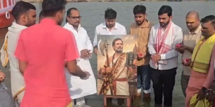 फरसा हाथ में, दूसरी तरफ संविधान और दूध से अभिषेक… राहुल गांधी के पोस्टर पर भड़क उठा ब्राह्मण समाज