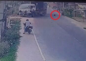 मासूम को बचाने की कोशिश में ट्रक ने बुजुर्ग होटल संचालक को रौंदा, बगहा सड़क हादसे का CCTV आया सामने