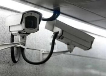 परिवार कश्मीर घूमने गया था, इधर घर में हो गई 52 लाख की चोरी, सीसीटीवी में दिखी संदिग्ध महिला