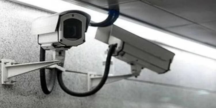 परिवार कश्मीर घूमने गया था, इधर घर में हो गई 52 लाख की चोरी, सीसीटीवी में दिखी संदिग्ध महिला