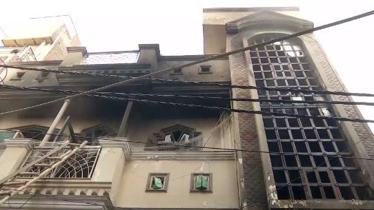 दिल्ली: शाहदरा के बिहारी कॉलोनी में लगी भीषण आग, रेस्क्यू ऑपरेशन जारी