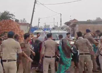 MP के शिवपुरी में बवाल… अंबेडकर की प्रतिमा जब्त करने गई पुलिस टीम पर पथराव, महिलाओं-पुरुषों ने फेंके पत्थर