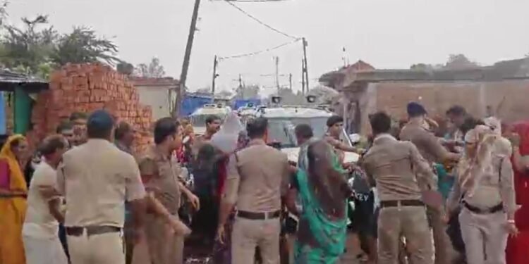MP के शिवपुरी में बवाल… अंबेडकर की प्रतिमा जब्त करने गई पुलिस टीम पर पथराव, महिलाओं-पुरुषों ने फेंके पत्थर