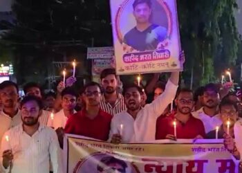 भरत तिवारी एनकाउंटर के विरोध में सड़कों पर उतरे युवा… कैंडल मार्च निकाला, हत्या का केस दर्ज करने की उठाई मांग