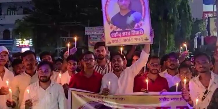 भरत तिवारी एनकाउंटर के विरोध में सड़कों पर उतरे युवा… कैंडल मार्च निकाला, हत्या का केस दर्ज करने की उठाई मांग