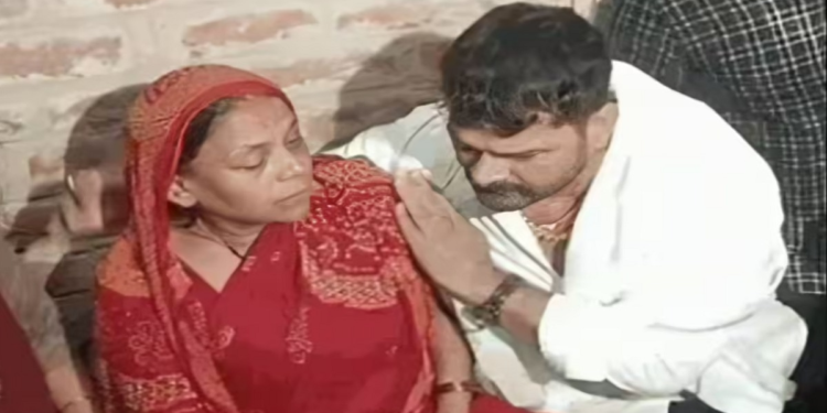 ‘गरीबों की मदद करने वाला अपराधी नहीं हो सकता’, भरत तिवारी के घर पहुंचे खेसारी यादव