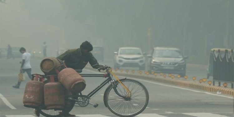 नोएडा में धूलभरी आंधी, दिल्ली-NCR में बदला मौसम का मिजाज, बारिश के भी आसार