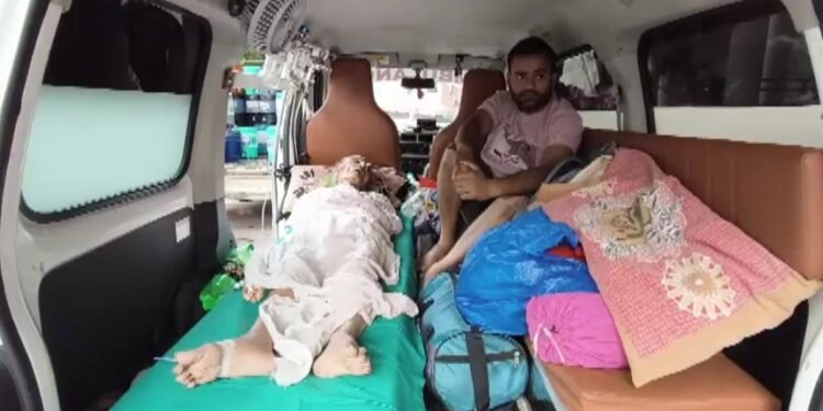 80 साल की बुजुर्ग ने न्याय के लिए एम्बुलेंस से तय किया 1000 किलोमीटर का सफर, 2 करोड़ की जमीन बचाने इंदौर पहुंचीं