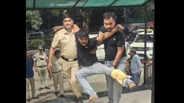 ‘मर गया… मर गया! दिल्ली रेप के आरोपी को एनकाउंटर में लगी गोली, पुलिस के कंधे पर पहुंचा अस्पताल