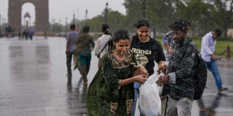 Delhi Monsoon: आंधी-बारिश के बावजूद दिल्ली में मॉनसून दूर, लगातार बढ़ रहा इंतजार