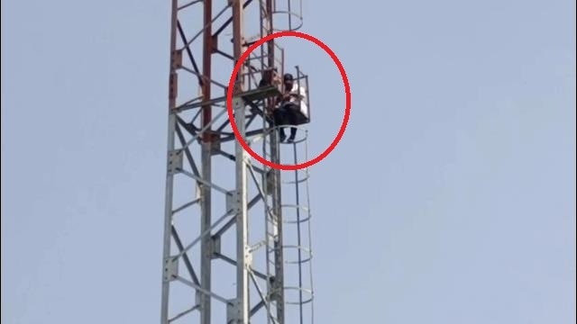 परीक्षा से रोका तो मोबाइल टावर पर चढ़ गया नर्सिंग छात्र, 4 घंटे चला हाईवोल्टेज ड्रामा