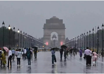 दिल्ली में आंधी-बारिश से खुशनुमा हुआ मौसम, 11 डिग्री सेल्सियस तक गिरा पारा