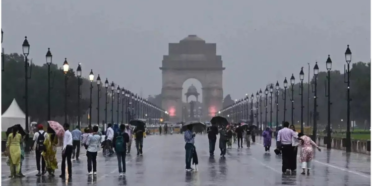दिल्ली में आंधी-बारिश से खुशनुमा हुआ मौसम, 11 डिग्री सेल्सियस तक गिरा पारा