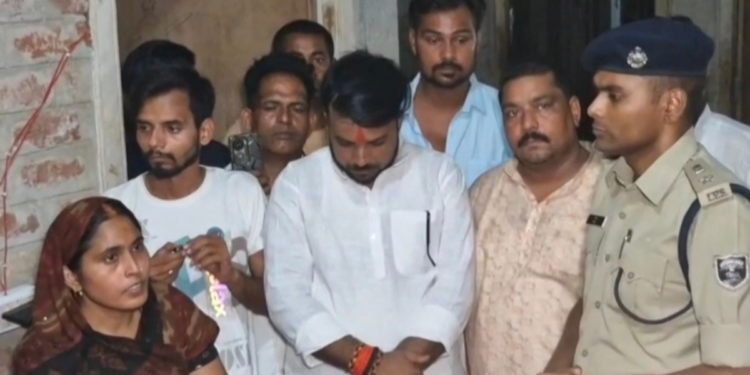 भरत तिवारी एनकाउंटर: 8 दिन बाद पीड़ित परिवार से मिले भोजपुर SP, सुरक्षा का दिया भरोसा