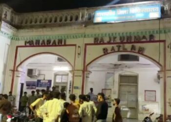 रतलाम में मोहर्रम जुलूस के दौरान बड़ा हादसा: 11 KV हाईटेंशन लाइन से टकराया ताजिया, करंट फैलने से 3 की मौत, 12 झुलसे