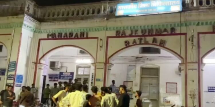 रतलाम में मोहर्रम जुलूस के दौरान बड़ा हादसा: 11 KV हाईटेंशन लाइन से टकराया ताजिया, करंट फैलने से 3 की मौत, 12 झुलसे